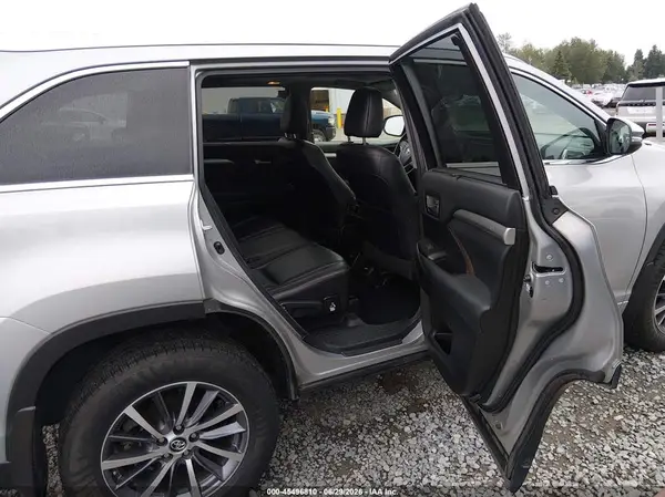 5TDJZRFH4HS413205 2017 TOYOTA HIGHLANDER - Image 8