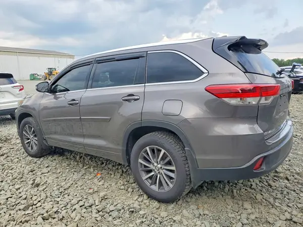 5TDJZRFH4HS415407 2017 TOYOTA HIGHLANDER - Image 2