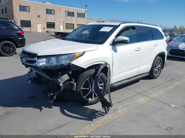5TDJZRFH4HS425449 2017 TOYOTA HIGHLANDER - Image 2