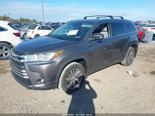 5TDJZRFH4HS426150 2017 TOYOTA HIGHLANDER - Image 2