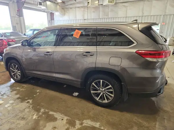 5TDJZRFH4HS431087 2017 TOYOTA HIGHLANDER - Image 2