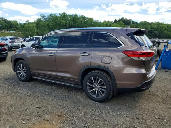 5TDJZRFH4HS436189 2017 TOYOTA HIGHLANDER - Image 2