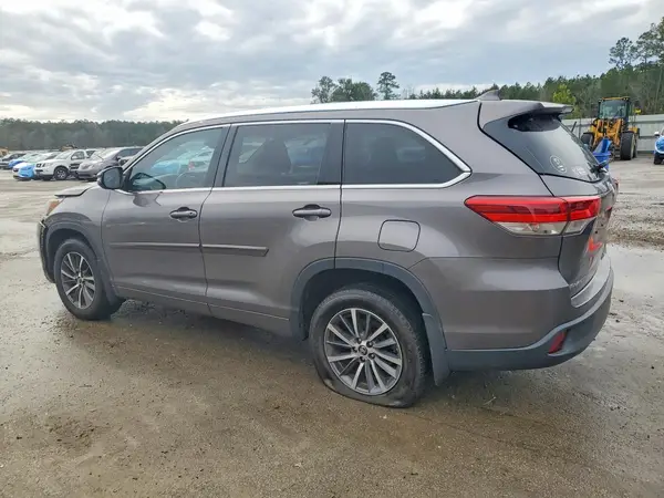 5TDJZRFH4HS455230 2017 TOYOTA HIGHLANDER - Image 2