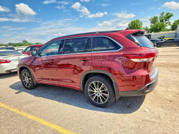 5TDJZRFH4HS456989 2017 TOYOTA HIGHLANDER - Image 2