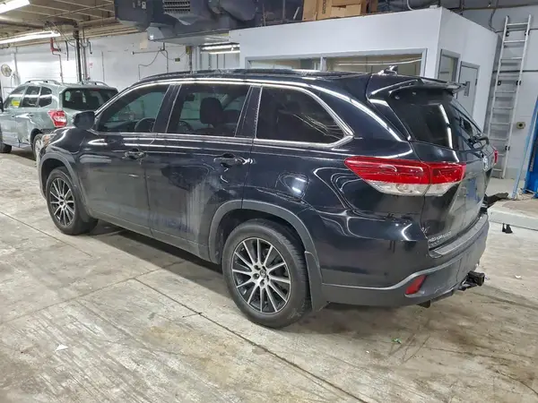 5TDJZRFH4HS458807 2017 TOYOTA HIGHLANDER - Image 2