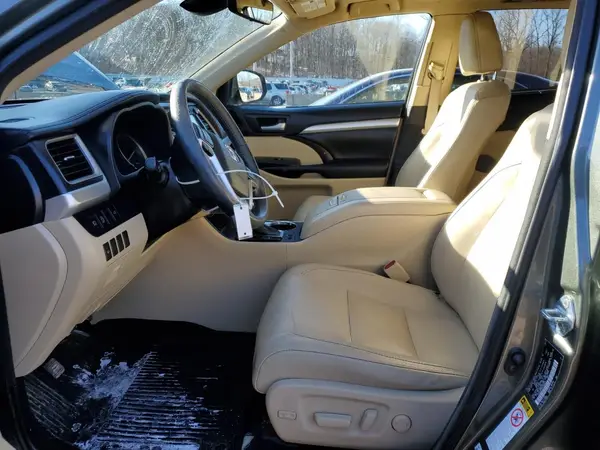 2017 TOYOTA HIGHLANDER auction photo 7