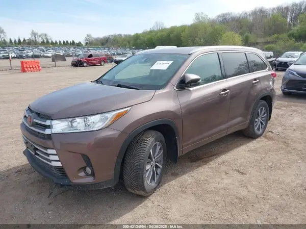 5TDJZRFH4HS483304 2017 TOYOTA HIGHLANDER - Image 2