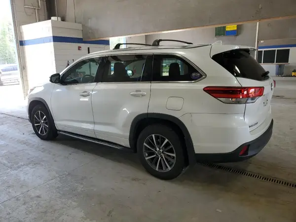 5TDJZRFH4HS509951 2017 TOYOTA HIGHLANDER - Image 2