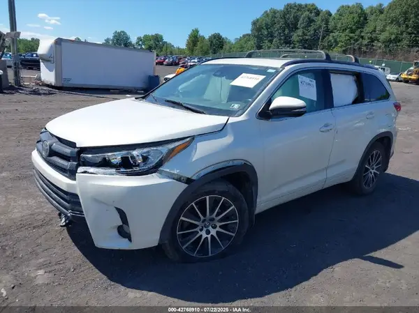 5TDJZRFH4HS519587 2017 TOYOTA HIGHLANDER - Image 2