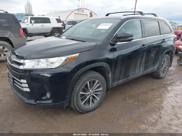 5TDJZRFH4HS520755 2017 TOYOTA HIGHLANDER - Image 2