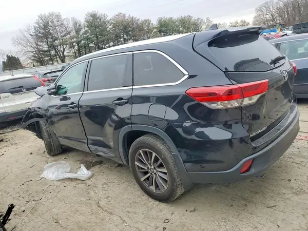 5TDJZRFH4JS489013 2018 TOYOTA HIGHLANDER - Image 2