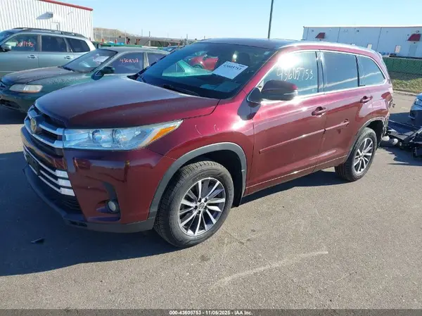 5TDJZRFH4JS493093 2018 TOYOTA HIGHLANDER - Image 2