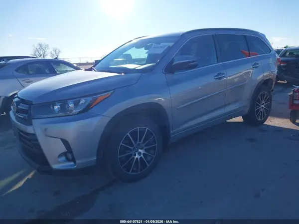 5TDJZRFH4JS493322 2018 TOYOTA HIGHLANDER - Image 2
