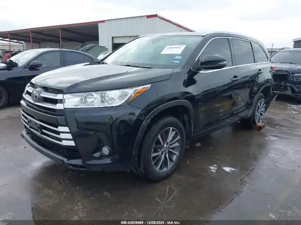 5TDJZRFH4JS495748 2018 TOYOTA HIGHLANDER - Image 2