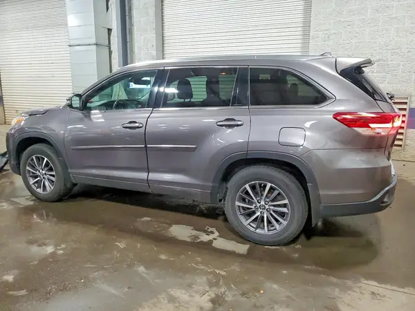 5TDJZRFH4JS498004 2018 TOYOTA HIGHLANDER - Image 2