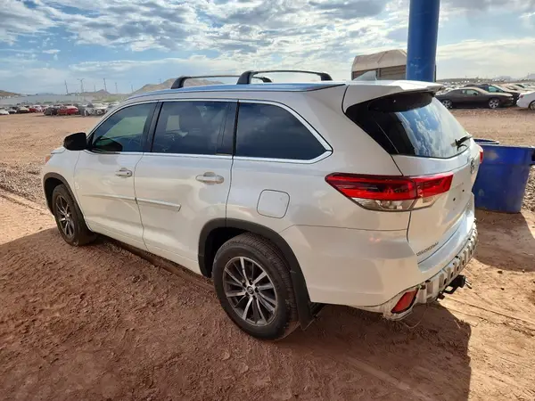 5TDJZRFH4JS498178 2018 TOYOTA HIGHLANDER - Image 2