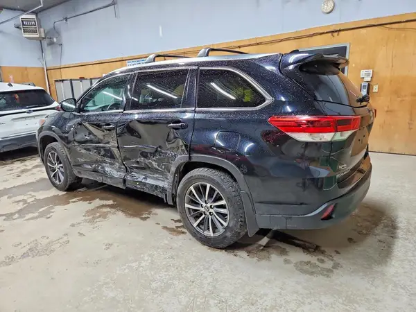 5TDJZRFH4JS523046 2018 TOYOTA HIGHLANDER - Image 2