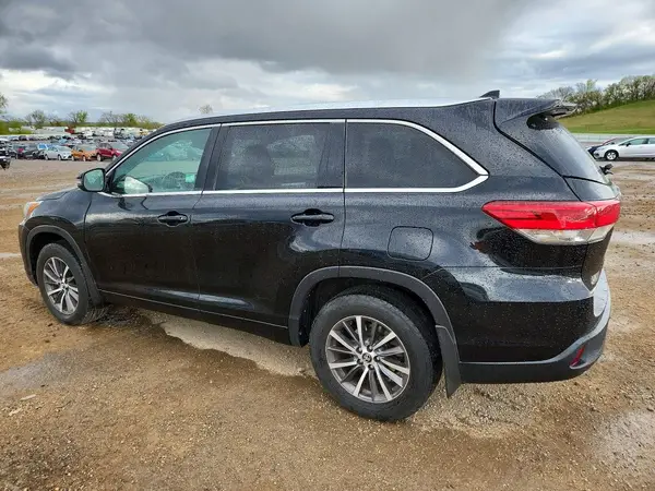 5TDJZRFH4JS523869 2018 TOYOTA HIGHLANDER - Image 2