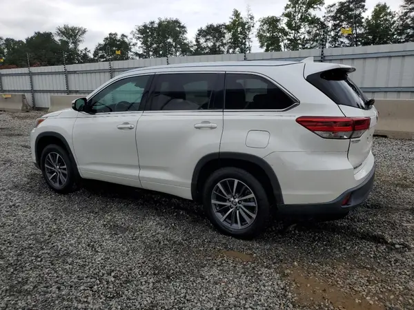 5TDJZRFH4JS523886 2018 TOYOTA HIGHLANDER - Image 2