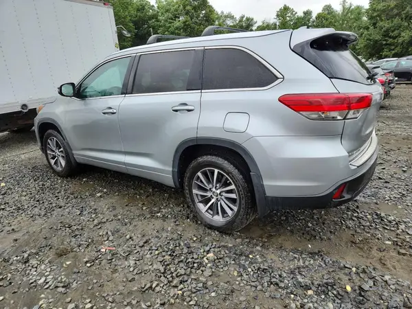 5TDJZRFH4JS525301 2018 TOYOTA HIGHLANDER - Image 2