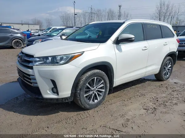 5TDJZRFH4JS526268 2018 TOYOTA HIGHLANDER - Image 2