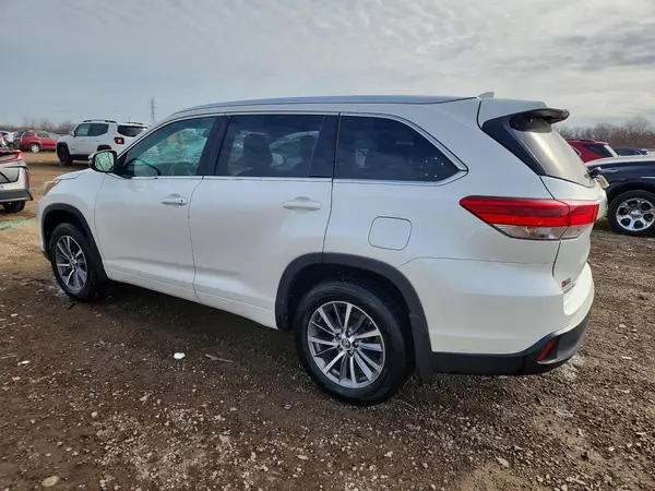 5TDJZRFH4JS530465 2018 TOYOTA HIGHLANDER - Image 2