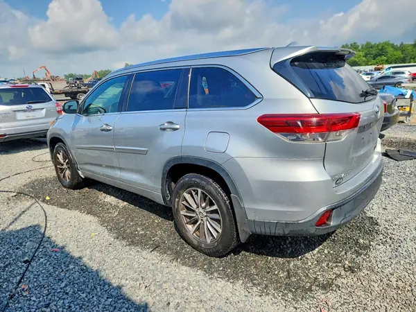 5TDJZRFH4JS532359 2018 TOYOTA HIGHLANDER - Image 2