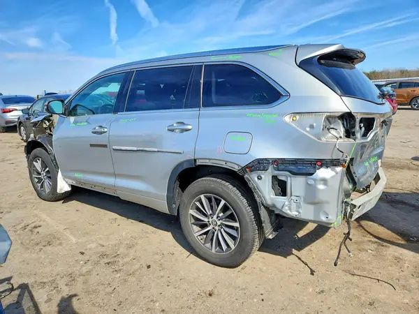5TDJZRFH4JS532930 2018 TOYOTA HIGHLANDER - Image 2