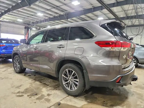 5TDJZRFH4JS533219 2018 TOYOTA HIGHLANDER - Image 2