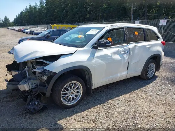 5TDJZRFH4JS533754 2018 TOYOTA HIGHLANDER - Image 2