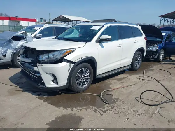 5TDJZRFH4JS534385 2018 TOYOTA HIGHLANDER - Image 2
