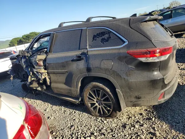 5TDJZRFH4JS537562 2018 TOYOTA HIGHLANDER - Image 2