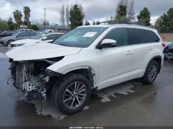 5TDJZRFH4JS541529 2018 TOYOTA HIGHLANDER - Image 2