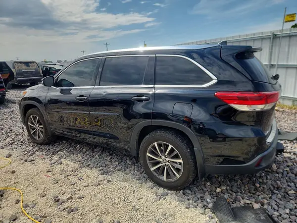 5TDJZRFH4JS544771 2018 TOYOTA HIGHLANDER - Image 2