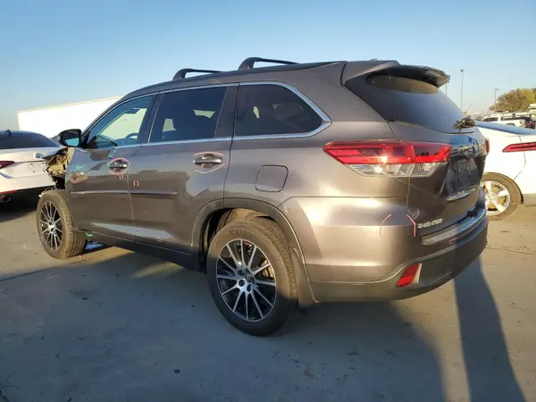 5TDJZRFH4JS552157 2018 TOYOTA HIGHLANDER - Image 2