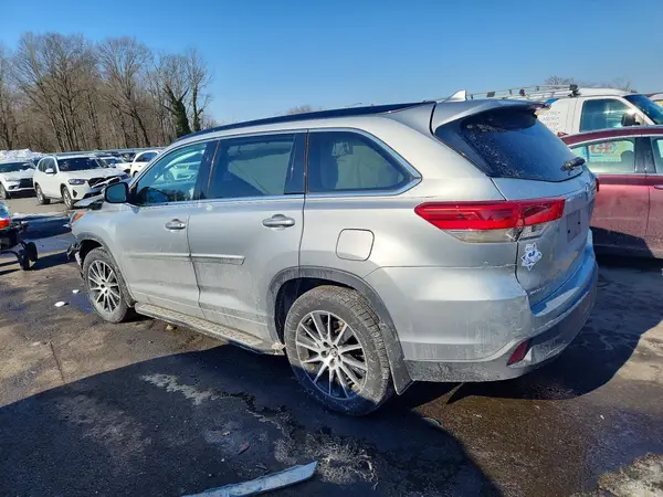5TDJZRFH4JS552269 2018 TOYOTA HIGHLANDER - Image 2