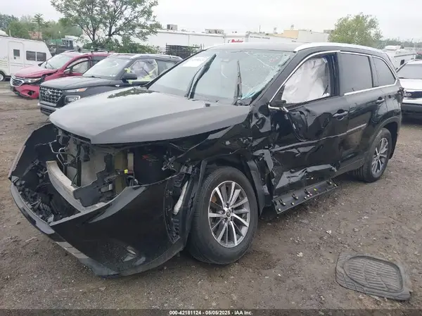 5TDJZRFH4JS556306 2018 TOYOTA HIGHLANDER - Image 2