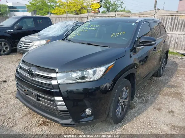 5TDJZRFH4JS558279 2018 TOYOTA HIGHLANDER - Image 2