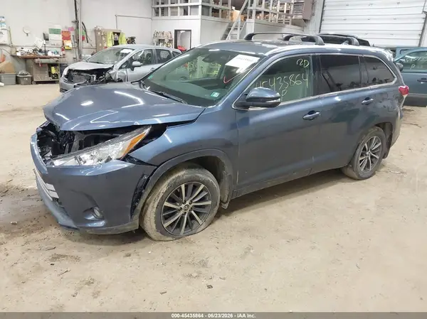 5TDJZRFH4JS801895 2018 TOYOTA HIGHLANDER - Image 2