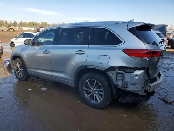 5TDJZRFH4JS802979 2018 TOYOTA HIGHLANDER - Image 2