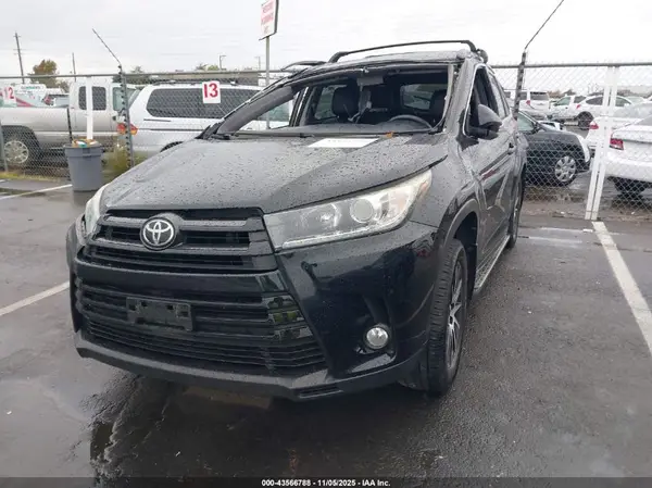 5TDJZRFH4JS804876 2018 TOYOTA HIGHLANDER - Image 2