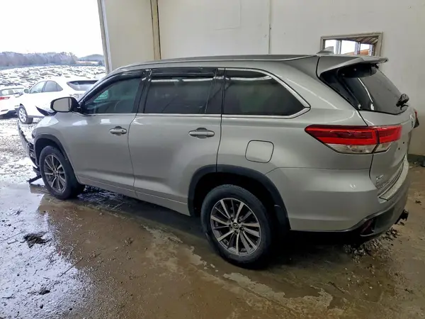 5TDJZRFH4JS809401 2018 TOYOTA HIGHLANDER - Image 2