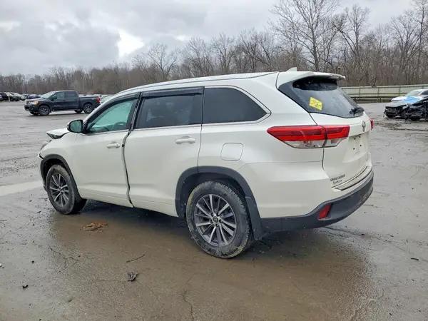 5TDJZRFH4JS810323 2018 TOYOTA HIGHLANDER - Image 2