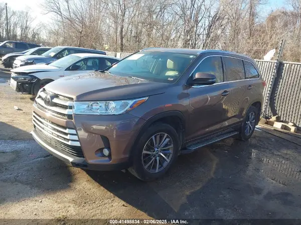 5TDJZRFH4JS810581 2018 TOYOTA HIGHLANDER - Image 2