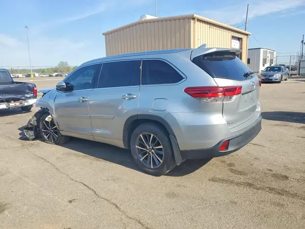 5TDJZRFH4JS810872 2018 TOYOTA HIGHLANDER - Image 2
