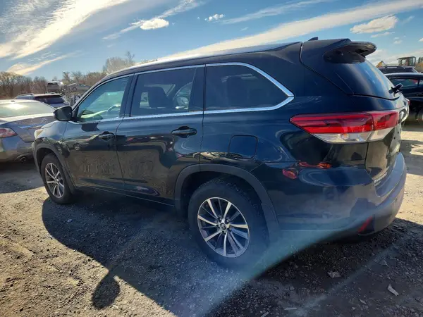 5TDJZRFH4JS813156 2018 TOYOTA HIGHLANDER - Image 2