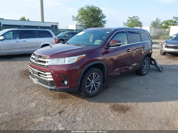 5TDJZRFH4JS816767 2018 TOYOTA HIGHLANDER - Image 2