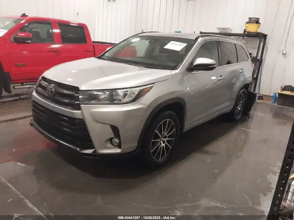 5TDJZRFH4JS817031 2018 TOYOTA HIGHLANDER - Image 2