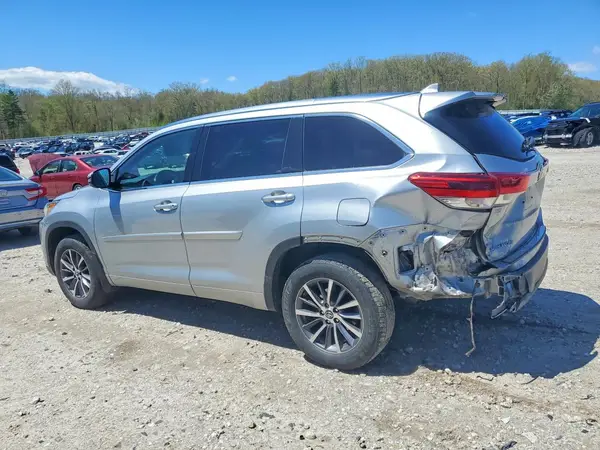5TDJZRFH4JS828188 2018 TOYOTA HIGHLANDER - Image 2