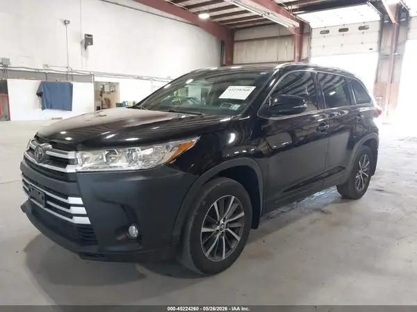 5TDJZRFH4JS829048 2018 TOYOTA HIGHLANDER - Image 2
